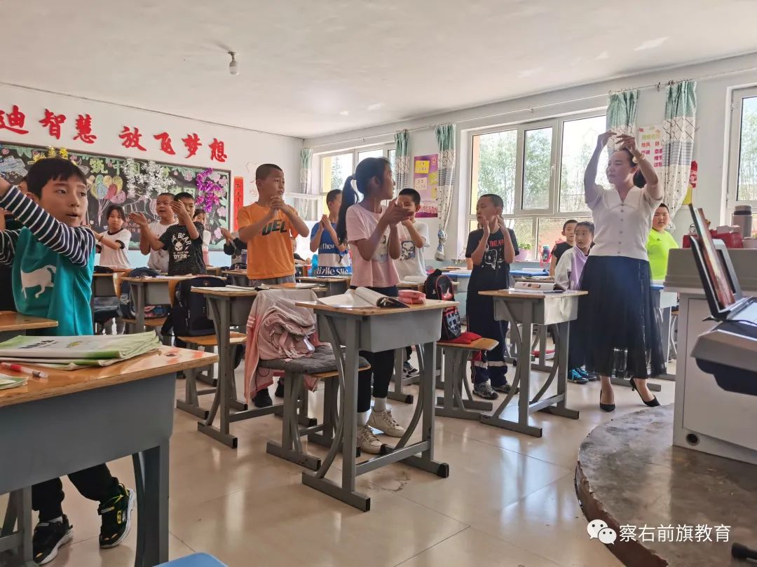 察右前旗奋进小学