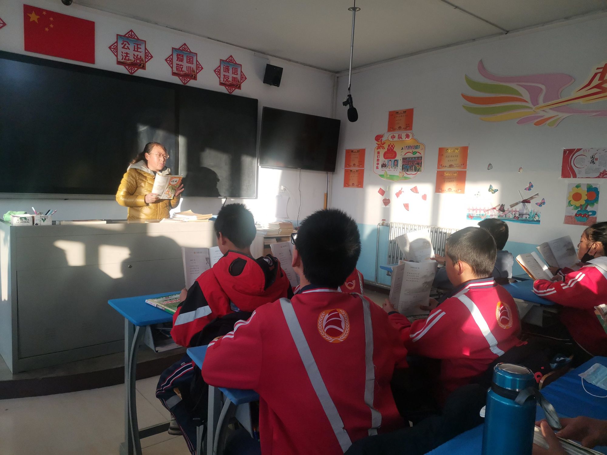 察右前旗奋进小学