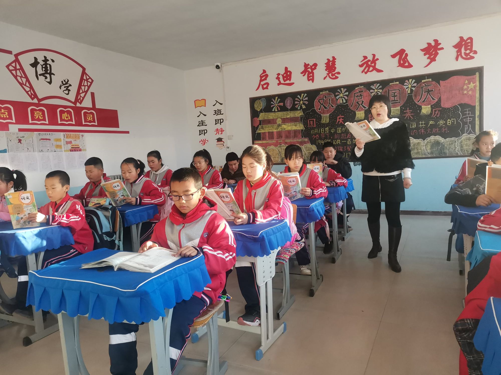 察右前旗奋进小学