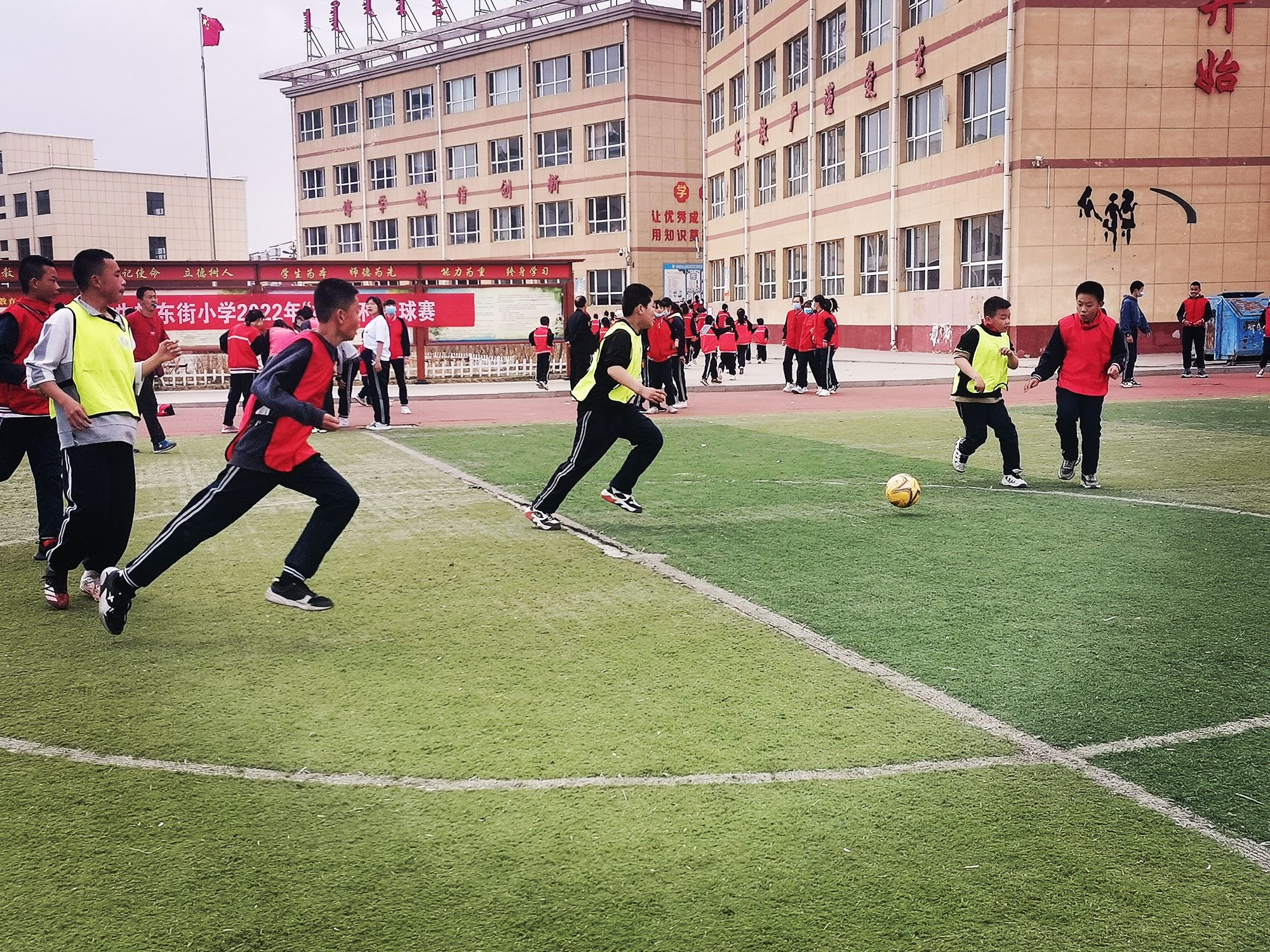 察右中旗东街小学